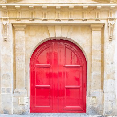 Paris, eski ahşap bir kapı, Marais 'deki tipik bir bina.