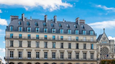 Paris, güzel Rivoli sokağı, tipik ön cephe ve pencereler.