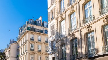 Paris, tipik cepheler, Montmartre 'daki güzel binalar.
