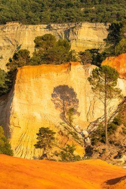 Roussillon 'da, Provence' de renkli bir manzara.