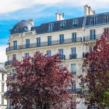 Paris, tipik cepheler ve caddeler, Montmartre 'deki güzel binalar.