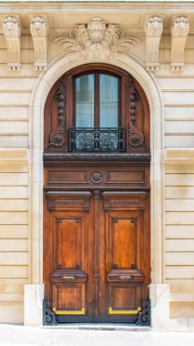 Paris, antik ahşap bir kapı, Montmartre 'de tipik bir bina.