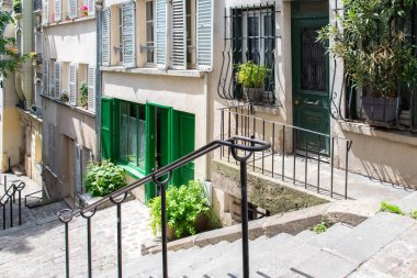 Paris, Montmartre, tipik binalar ve merdivenler, romantik manzara