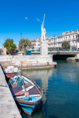Fransa 'da Sete, şehir merkezindeki rıhtıma demirlemiş geleneksel tekneler.
