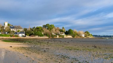 Brittany, Morbihan körfezindeki Ile aux Moines adası, kilise ve Port-Miquel sahilleri sular çekildiğinde