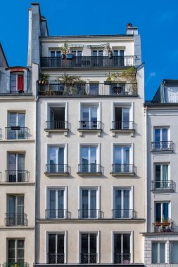Paris, tipik cepheler, Cumhuriyetin güzel dar binası.