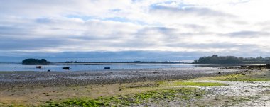 Brittany, Morbihan körfezindeki Ile aux Moines adası ve alçak gelgitte Port-Miquel plajı.