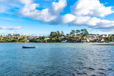 Brittany, Morbihan körfezindeki Ile aux Moines adası, tipik liman ve köydeki eski evler.
