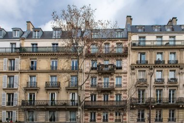 Paris, eski ahşap bir kapı, tipik bir merkez bina.