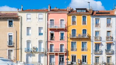 Fransa 'da kayak, rıhtımda balıkçı teknesi, tipik renkli cepheler.