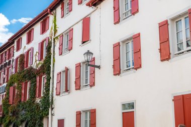 Fransa 'nın Bask bölgesindeki Espelette köyündeki tipik evler