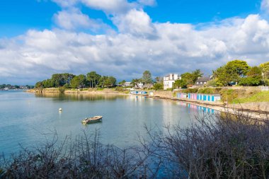 Ile-aux-Moines, beyaz bulutlu deniz manzaralı