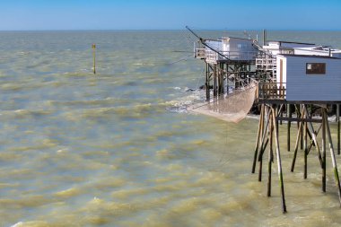 Fransa 'da Royan, tipik barakalar sahilde.