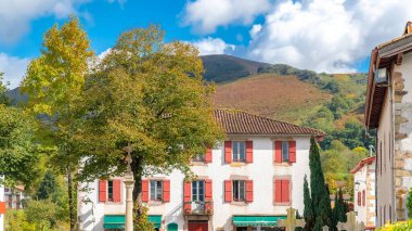 Fransa 'nın Bask bölgesindeki Ainhoa köyündeki tipik evler