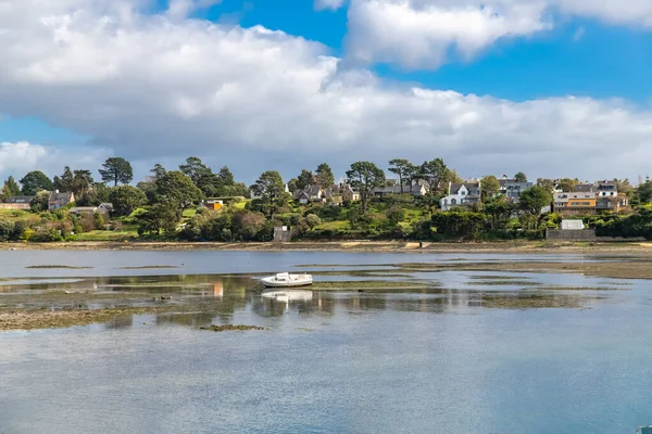 Brittany, Morbihan körfezindeki Ile aux Moines adası, tipik liman ve köydeki eski evler.