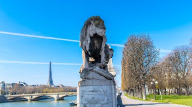 Paris, Alexandre III köprüsünde aslan, arka planda Eyfel Kulesi