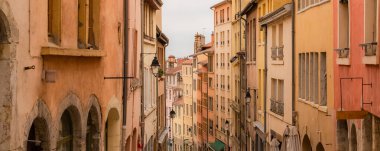 Lyon, Croix-Rousse 'da tipik bir sokak, renkli binalar.