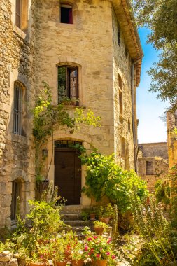 Provence 'de Goult, dağda tünemiş bir köy, tipik bir ev.