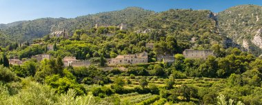Provence 'de Goult, dağda tünemiş bir köy, tipik bir sokak.