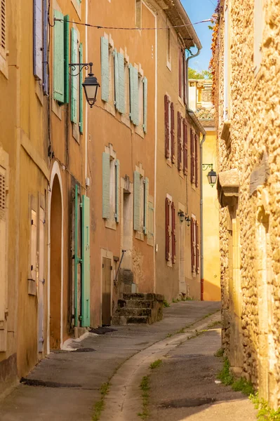 Provence 'de Goult, dağda tünemiş bir köy, tipik bir sokak.