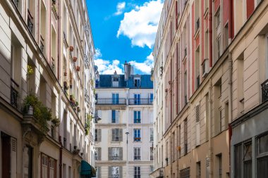 Paris, 11. bölgedeki küçük bir sokakta güzel binalar.