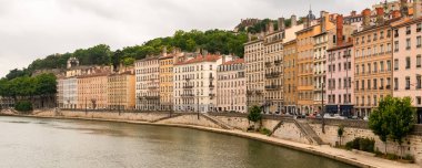 Vieux-Lyon, merkezde renkli evler, Saone nehri üzerinde.