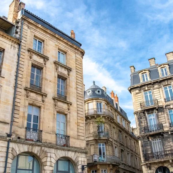 Bordeaux, güzel bir Fransız şehri, tipik bir merkez bina.