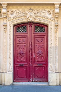 Paris, eski kırmızı ahşap bir kapı, tipik bir merkez bina.