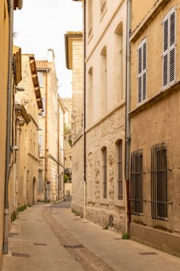 Avignon, tipik cadde, renkli binalar