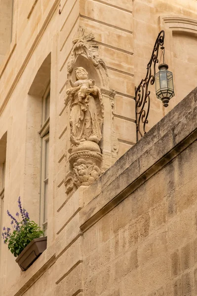 Avignon Uma Estátua Virgem Maria Fachada Uma Casa Uma Rua — Fotografia de Stock
