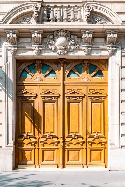 París Una Antigua Puerta Madera Marrón Edificio Típico Centro —  Fotos de Stock