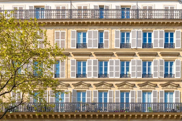 Paris, güzel bir bina, Beaumarchais bulvarı 11. Bölge, geometrik pencereler.