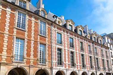 Paris, Vosges Meydanı, turistik bir yerdeki güzel binalar.