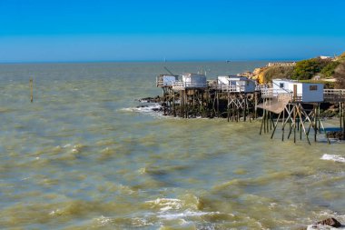 Fransa 'da Royan, tipik barakalar sahilde.