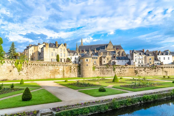 Vannes Vecchie Case Nel Giardino Dei Bastioni Con Cattedrale Sullo — Foto Stock