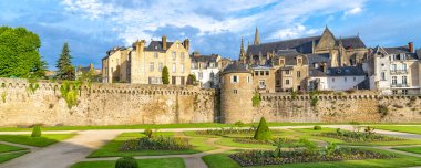 Vannes, surların bahçesinde eski evler, arka planda katedral.