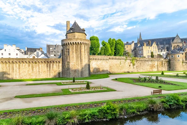 Vannes Gamla Hus Vallen Trädgård Med Katedralen Bakgrunden — Stockfoto