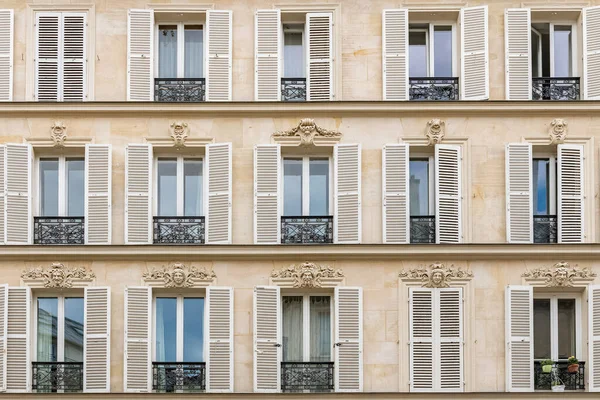 Paris Façade Typique Marais Détail Des Fenêtres — Photo