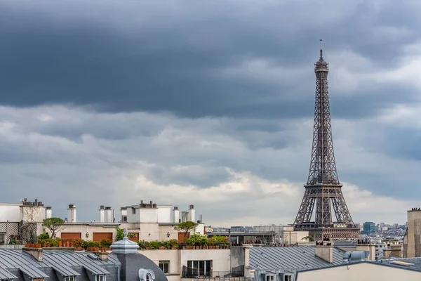 エッフェル塔 美しい記念碑 典型的な屋根 嵐の天気 — ストック写真