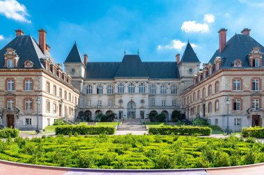 Paris, uluslararası öğrenci kampüsü, parkı olan güzel bir bina.