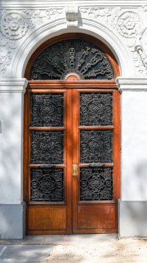 Paris, antik ahşap bir kapı, 16. bölgedeki tipik bir bina.