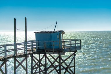 Fransa 'da Royan, tipik barakalar sahilde.