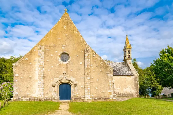 布列塔尼的圣卡多 村子中央一座漂亮的小礼拜堂 在一个小岛上 — 图库照片