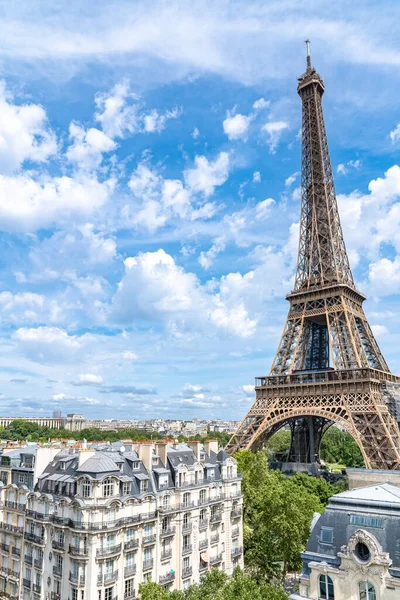Paris Torre Eiffel Belo Monumento Tetos Típicos Verão — Fotografia de Stock