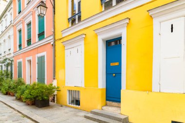 Paris, renkli ev Cremieux caddesi, tipik sokak.