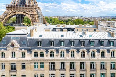 Paris, güzel Haussmann başkentin lüks bir bölgesinde Eyfel Kulesi ve Montmartre Tepesi 'nin arka planında.