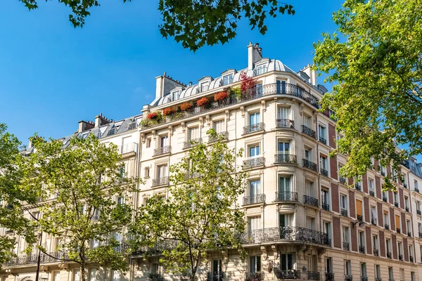 Париж Красивые Здания Бульвар Вольтер Районе — стоковое фото