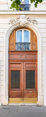 Paris, antik bir kapı, 11. bölgedeki tipik bir bina.