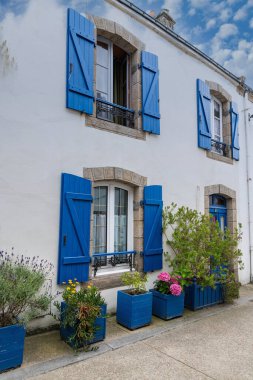 Brittany 'de Saint-Cado, küçük bir adada, köyde güzel evler.