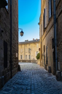 Fransa 'da Uzes, tarihi merkezde eski cepheler, tipik sokak